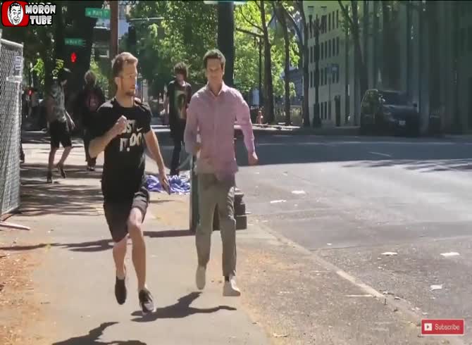 Video :Two homeless individuals assault him, one of them brandishing a knife